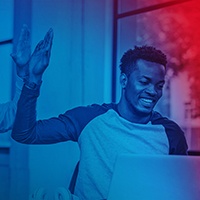 Blau gefärbtes Bild, ein junger Mann an eine Schreibtisch schaut in einen Monitor und macht High-Five mit seinem Kollegen, oben links ist der ctrlX devolopR Challenge Schriftzug zu lesen