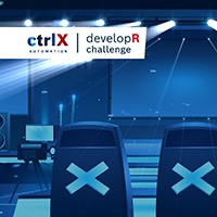Blau eingefärbtes Bild, auf dem eine Bühne mit davor stehenden Jurystühlen zu sehen ist, oben links ist der ctrlX devolopR Challenge Schriftzug zu lesen