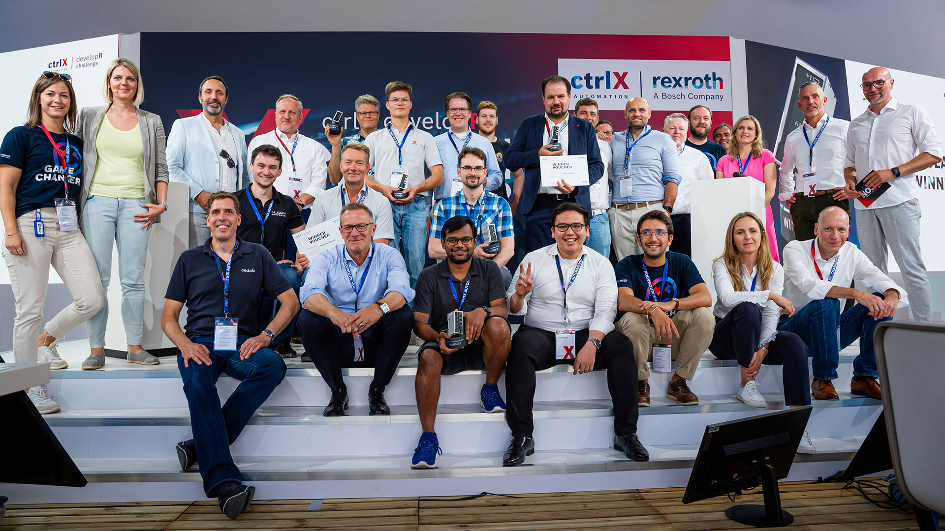 Gruppenbild auf der Bühne der ctrlX developR Challenge 2022, Teilnehmer, Gewinner und Jury