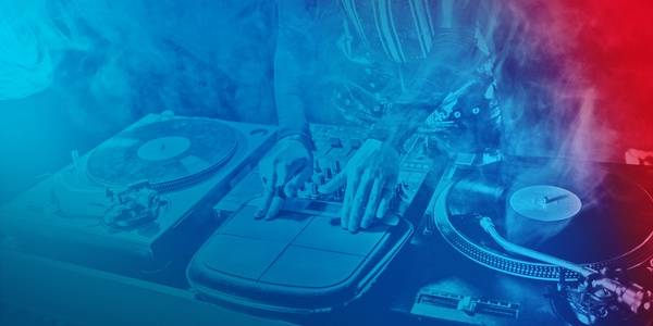 DJ-Pult mit zwei Plattenspielern, Drumpad und Mixer.