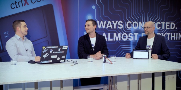Gospodarz Christian Zentraf i jego goście Johannes Albrecht i Thomas Hepp (firma Mirasoft) siedzą przy stole i rozmawiają o rozwoju indywidualnych aplikacji partnerskich dla rozwiązania automatyzacji ctrlX AUTOMATION