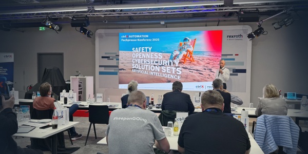View to the stage where Steffen Winkler moderate the conference