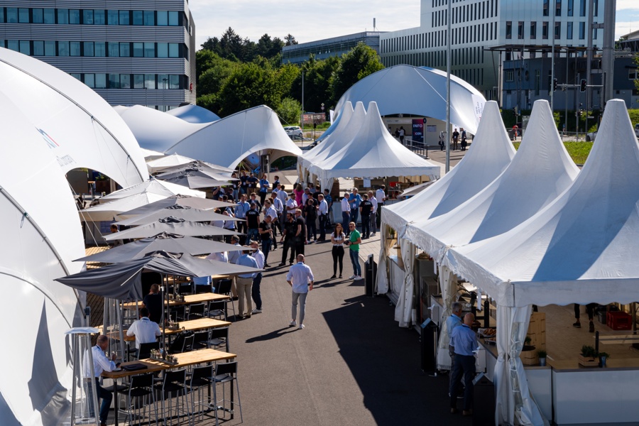 Teren imprezy firmy Bosch Rexroth w Ulm z namiotami i stoiskami z jedzeniem