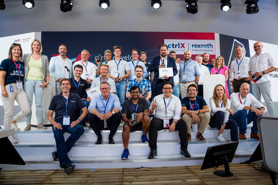Group picture on stage with the Challenge winners, moderators, partners and speakers