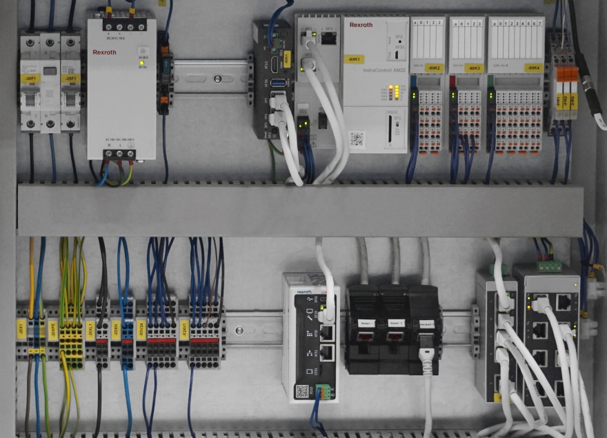 Szafa sterownicza ctrlX AUTOMATION z kontrolerem ctrlX CORE, komputerem przemysłowym PR21, kontrolerem XM i wejściami/wyjściami S20