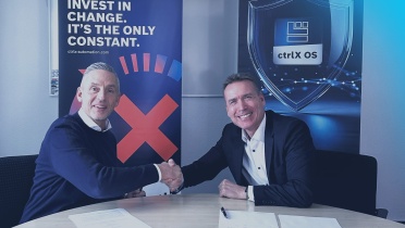 Representatives from Grossenbacher Automation and Bosch Rexroth seal their partnership for ctrlX OS with a handshake.