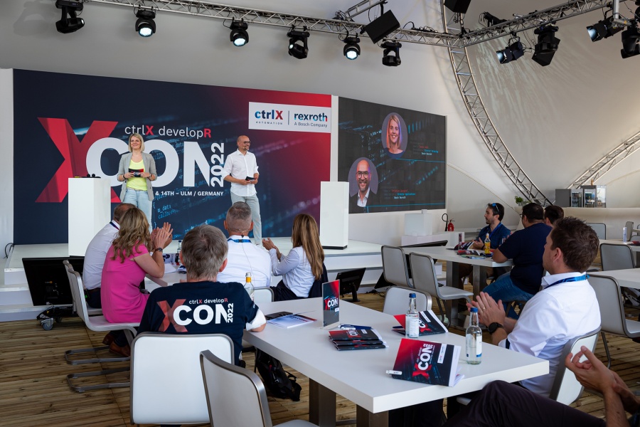 The moderators Jasmin Heim, Director Marketing and Christian Zentgraf, Director Applications on stage