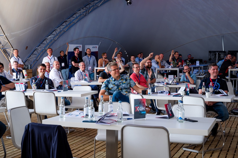 Publiczność konferencji ctrlX developR składająca się z uczestników Challenge, pracowników firmy Bosch Rexroth oraz programistów