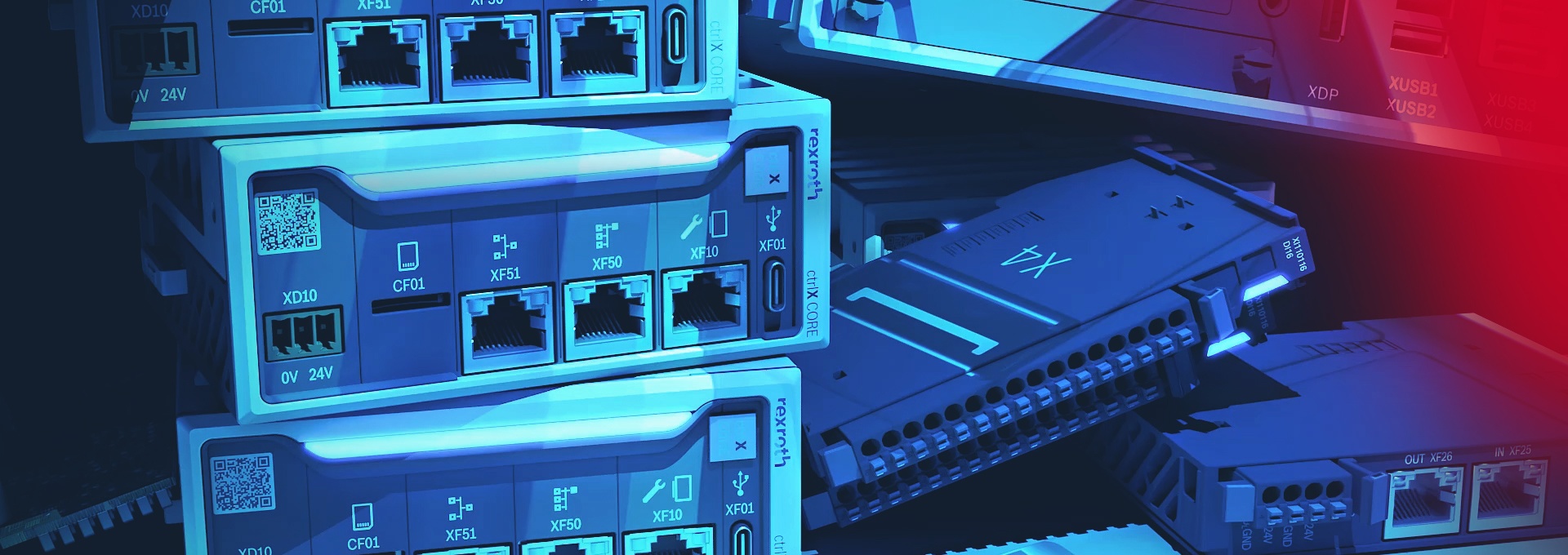 Obraz w kolorze niebieskim przedstawiający kilka komponentów ctrlX AUTOMATION. Między innymi sprzęt sterujący ctrlX CORE oraz komponenty I/O ctrlX I/O.