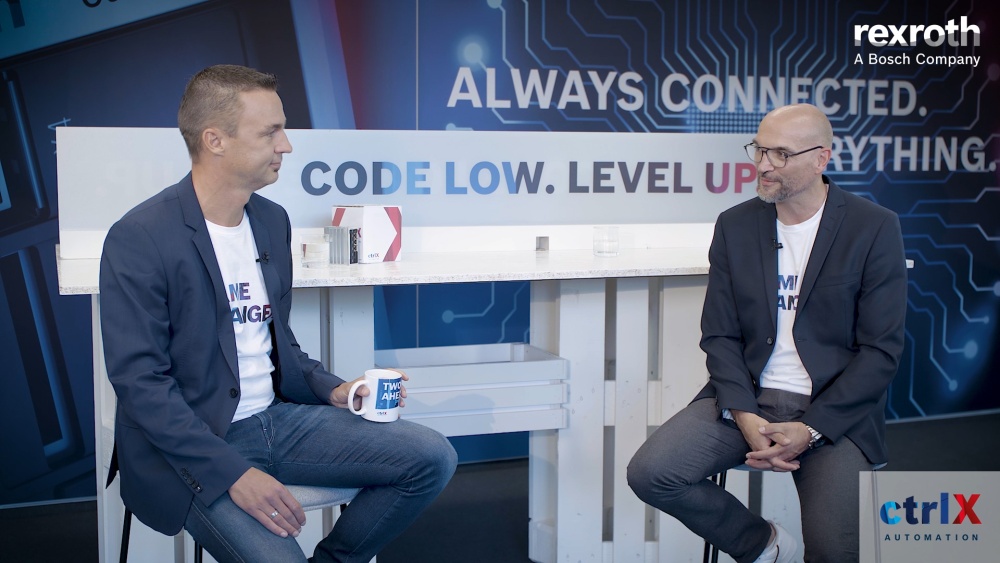 Host Christian Zentraf and his guest Holger Schnabel sit at a table and talk about the automation solution ctrlX AUTOMATION