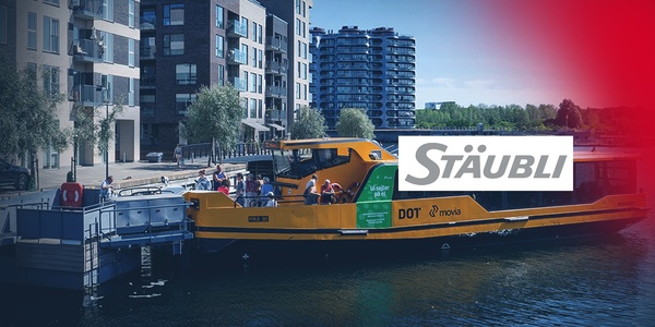 Bild eines Passagierbootes, das mit dem Schnellladesystem von Stäubli und Bosch Rexroth geladen wird. Das Stäubli-Logo ist eingeblendet.