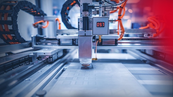 Automatisiertes Plasmaschneiden einer Metallplatte