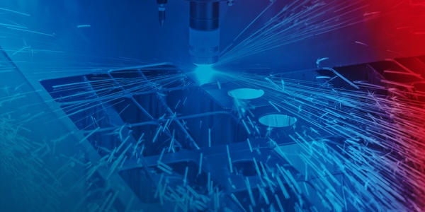 Materialbearbeitungsmaschinen schneidet Blech mit einem Laser.