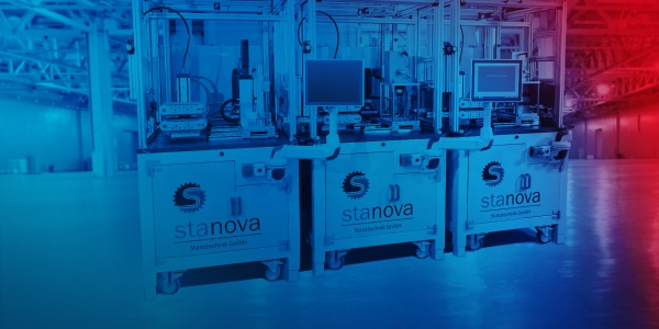 Wykrawarka firmy stanova do przetwórstwa tworzyw sztucznych, wyposażona w komponenty ctrlX AUTOMATION.