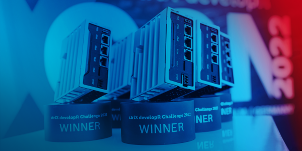 Trofea ctrlX developR Challenge w postaci ctrlX CORE na postumencie.
