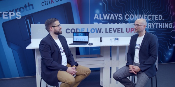 Gospodarz Christian Zentraf i jego gość Pedro Reboredo siedzą przy stole i rozmawiają o ctrlX AUTOMATION Community, platformie wymiany dla deweloperów, rozwiązaniu automatyzacji ctrlX AUTOMATION