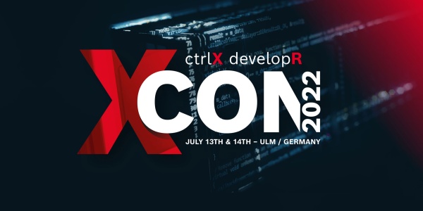 Napis na konferencji ctrlX developR (XCON 2022). W tle widoczny jest kontroler przemysłowy ctrlX CORE.