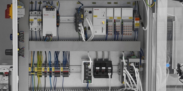 Szafa sterownicza ctrlX AUTOMATION z kontrolerem ctrlX CORE, komputerem przemysłowym PR21, kontrolerem XM i wejściami/wyjściami S20