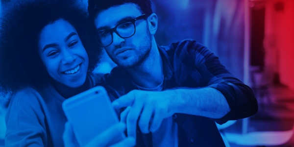 Koledzy z pracy robiący sobie selfie smartfonem w biurze