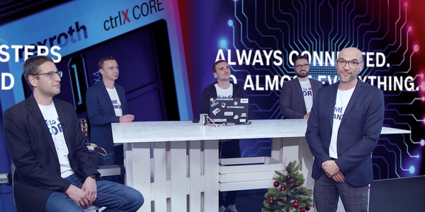 Gospodarz Christian Zentraf i jego goście Johannes Albrecht, Pedro Reboredo, Holger Schnabel i Kai Müller siedzą przy stole i rozmawiają o graficznym programowaniu za pomocą Blockly rozwiązania automatyzacji ctrlX AUTOMATION