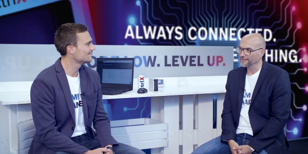 Gospodarz Christian Zentraf i jego gość Johannes Albrecht siedzą przy stole i rozmawiają o ctrlX Data Layer, centralnym systemie nev rozwiązania automatyzacji ctrlX AUTOMATION.