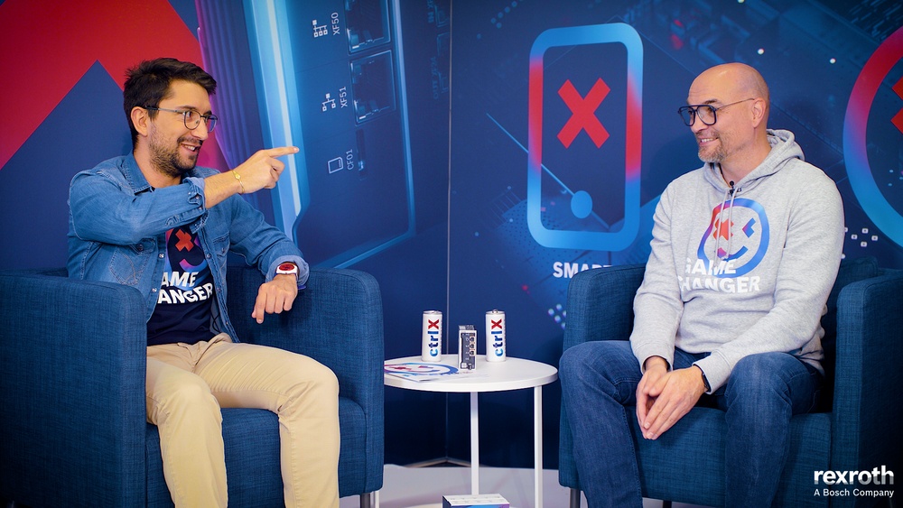 Gospodarz Christian Zentraf i jego gość Mauro Riboni rozmawiają o IoT i wartości dodanej, jaką użytkownicy mogą czerpać z danych maszynowych.