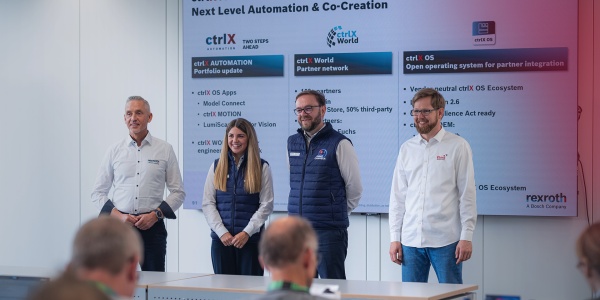 6. ctrlX AUTOMATION Fachpressekonferenz am Bosch Standort in Immenstadt, 4 Personen vor ctrlX AUTOMATION Themenwand