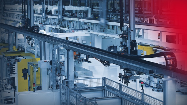 Fabrikhalle mit Portalrobotern die Bearbeitungszentren mit Material versorgen