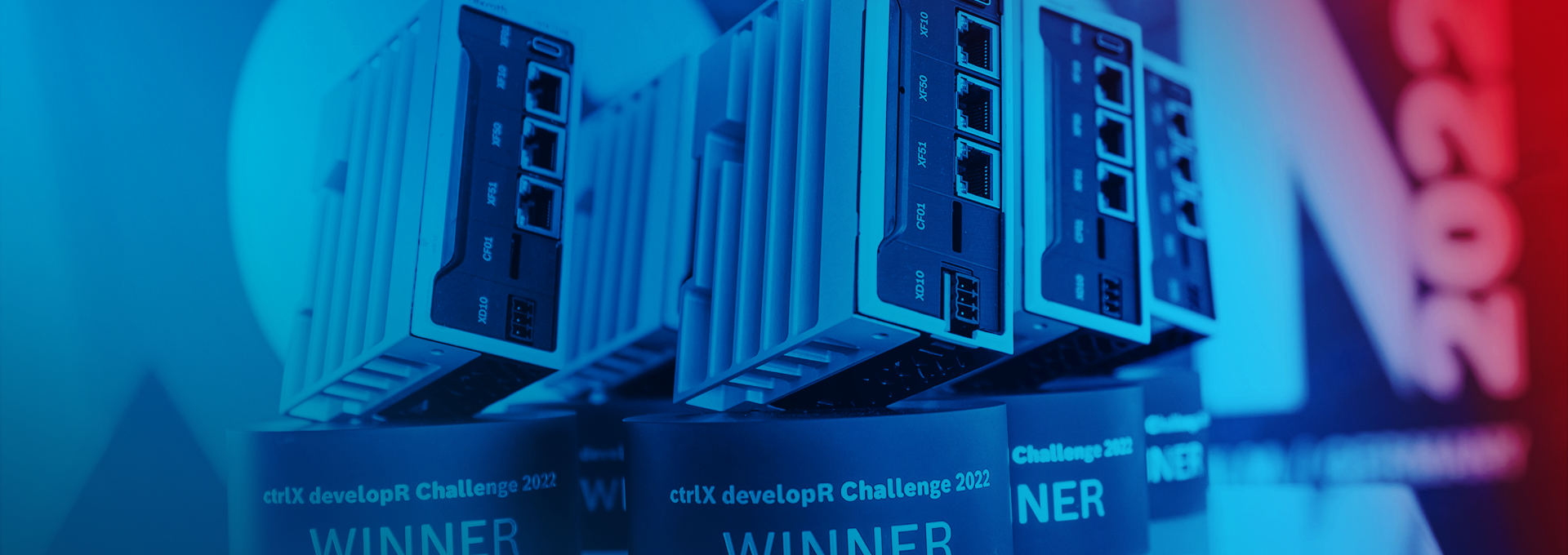 Trofea ctrlX developR Challenge w postaci ctrlX CORE na postumencie.