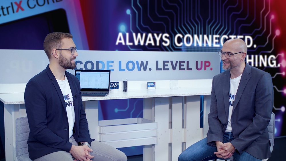 Host Christian Zentraf and his guest Julian Weinkoetz sit at a table and talk about the ctrlX Device Portal, the central device manager of the automation solution ctrlX AUTOMATION