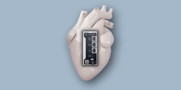 Sterownik przemysłowy ctrlX CORE przedstawiony przed porcelanowym sercem