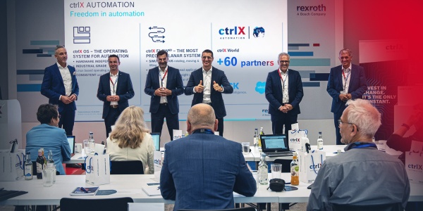 Uczestnicy konferencji prasowej ctrlX AUTOMATION 2021 w Lohr am Main