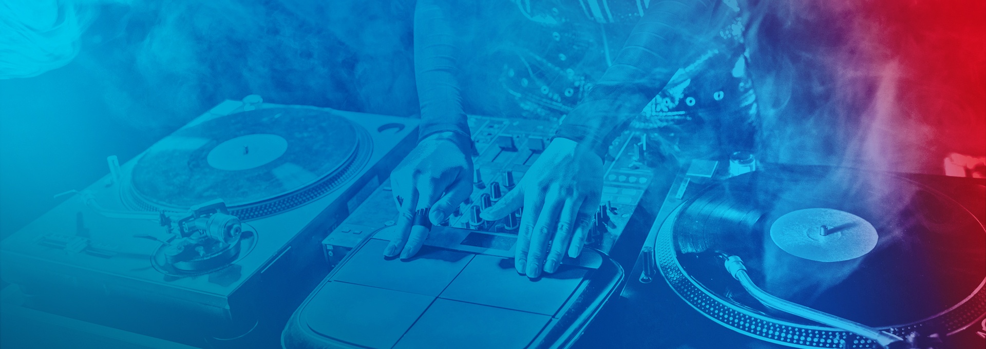 Konsola DJ z dwoma gramofonami, padem perkusyjnym i mikserem.
