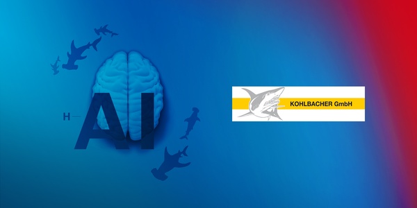 Stylizowany ludzki mózg otoczony pięcioma cieniami młotków. Na obrazie widnieje napis: H - AI. Logo firmy Kohlbacher jest nałożone.