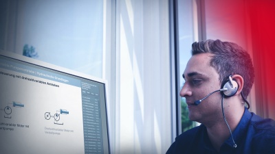 Participant of a blended learning sits in front of a PC and completes an online course