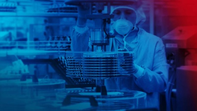 Person beim Wafer-Handling in der Halbleiterproduktion
