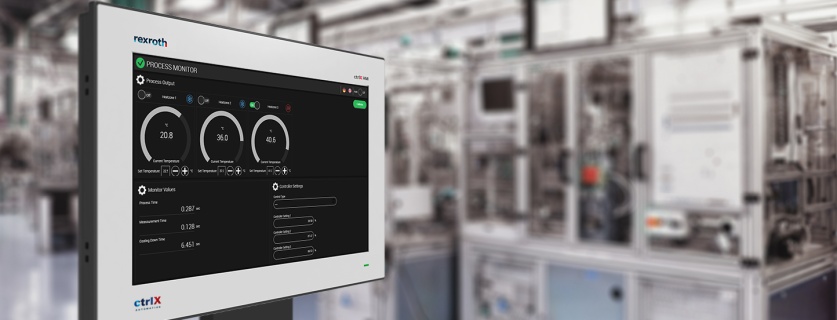 Wyświetlacz ctrlX HMI pokazujący aplikację partnera ctrlX World do wizualizacji maszyn, z linią produkcyjną w tle