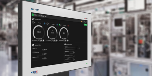 Wyświetlacz ctrlX HMI pokazujący aplikację partnera ctrlX World do wizualizacji maszyn, z linią produkcyjną w tle