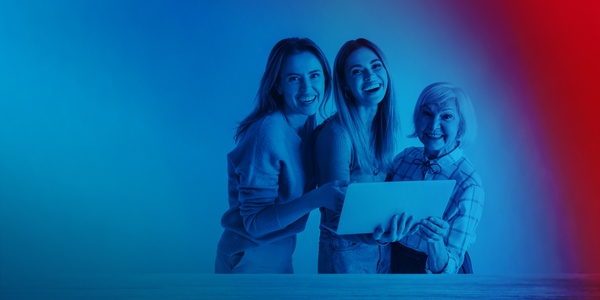 Trzy kobiety w różnym wieku z laptopami symbolizują pokolenia.