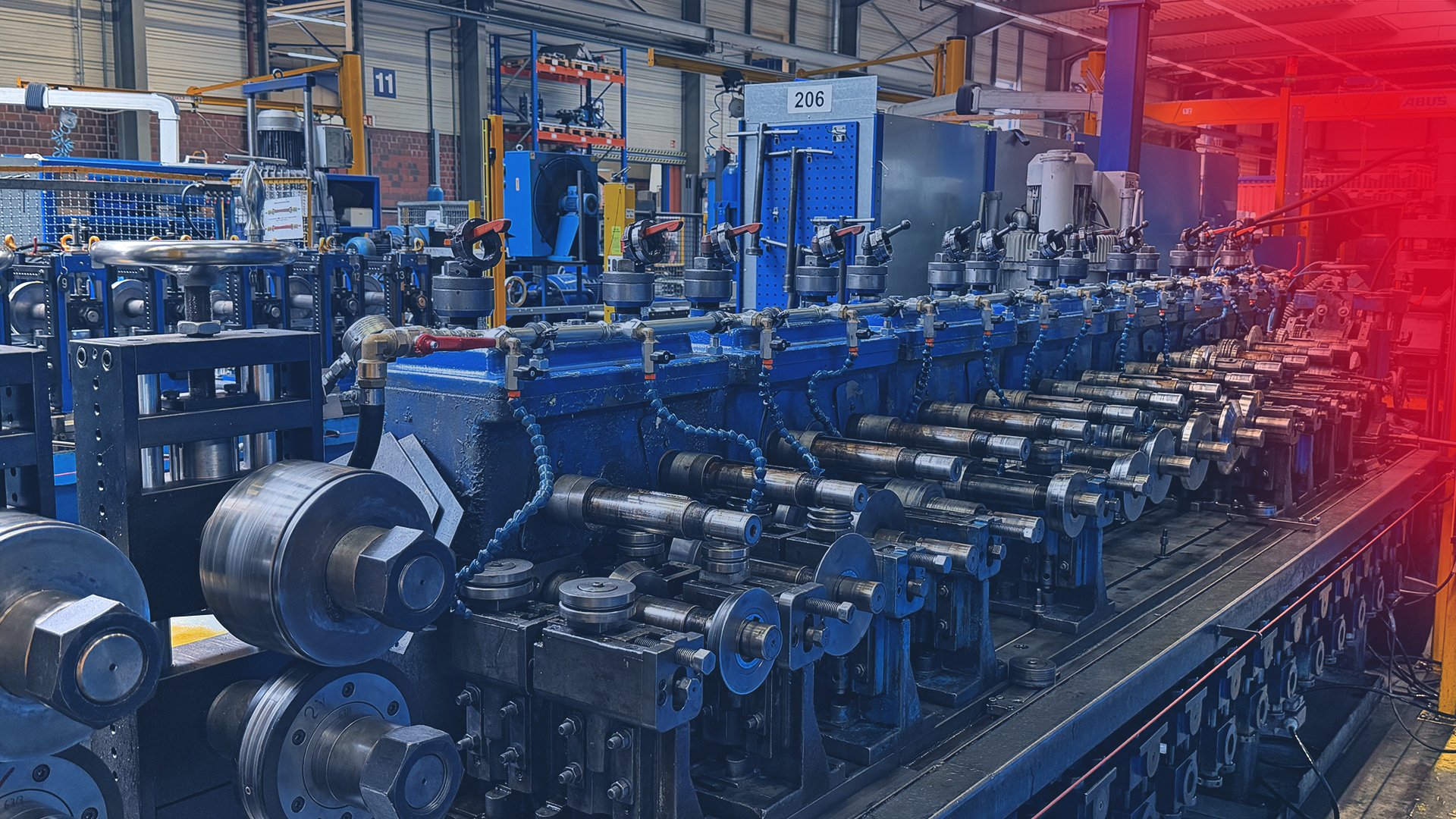 Profilieranlage der Tillmann Profil GmbH in einer Produktionshalle, die mit der Steuerungslösung ctrlX AUTOMATION modernisiert wurde.
