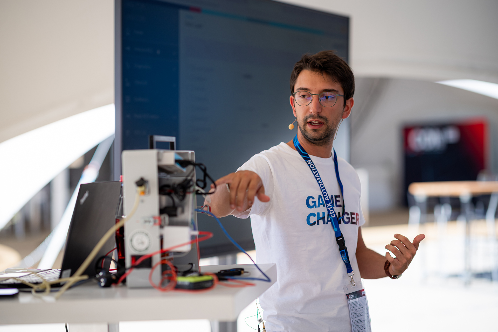 Konstruktor Bosch Rexroth Mauro Riboni objaśnia platformę automatyzacji ctrX AUTOMATION