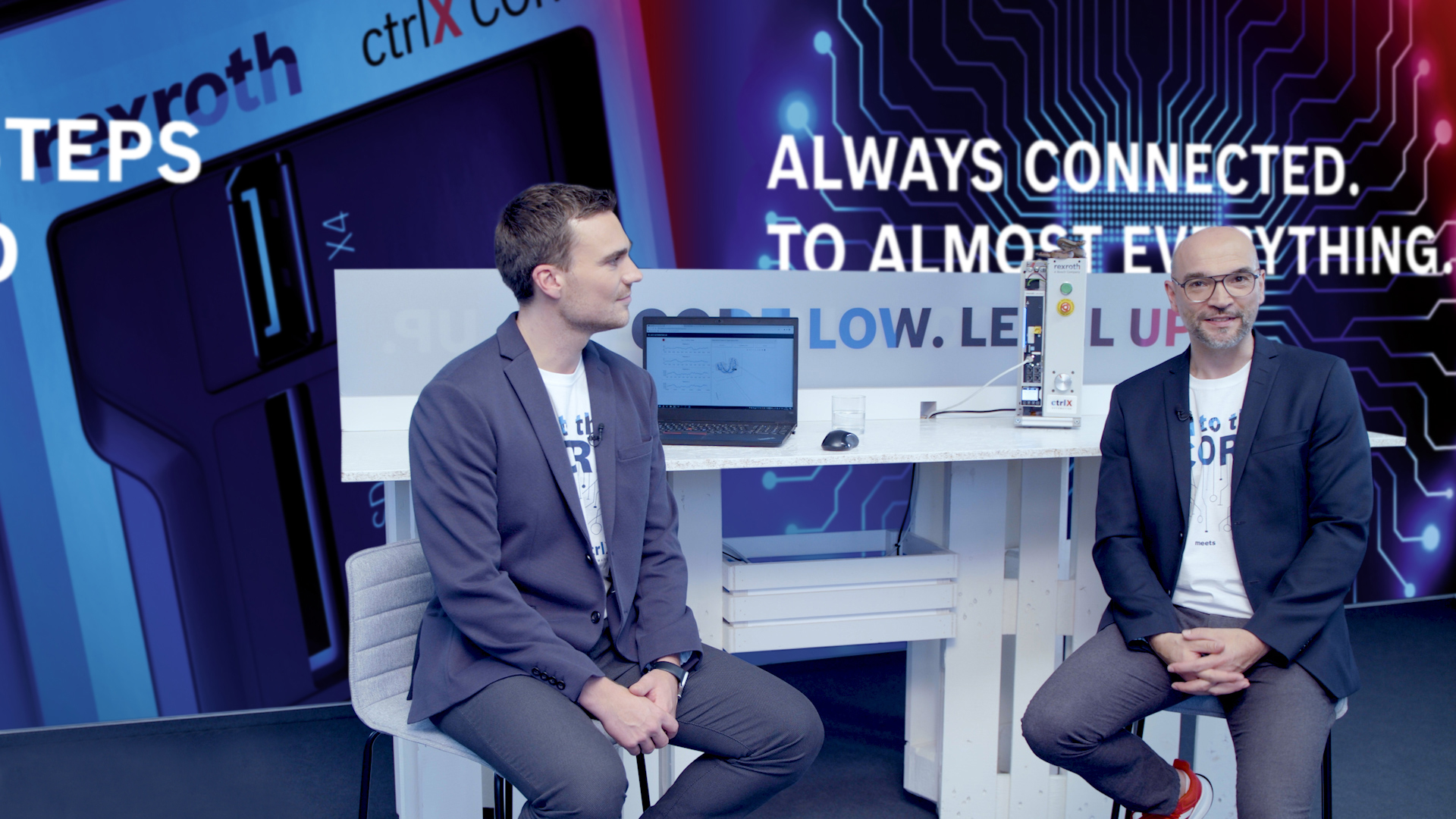 Host Christian Zentraf and his guest Johannes Albrecht sit at a table and talk about the programming language Python in combination with the automation solution ctrlX AUTOMATION