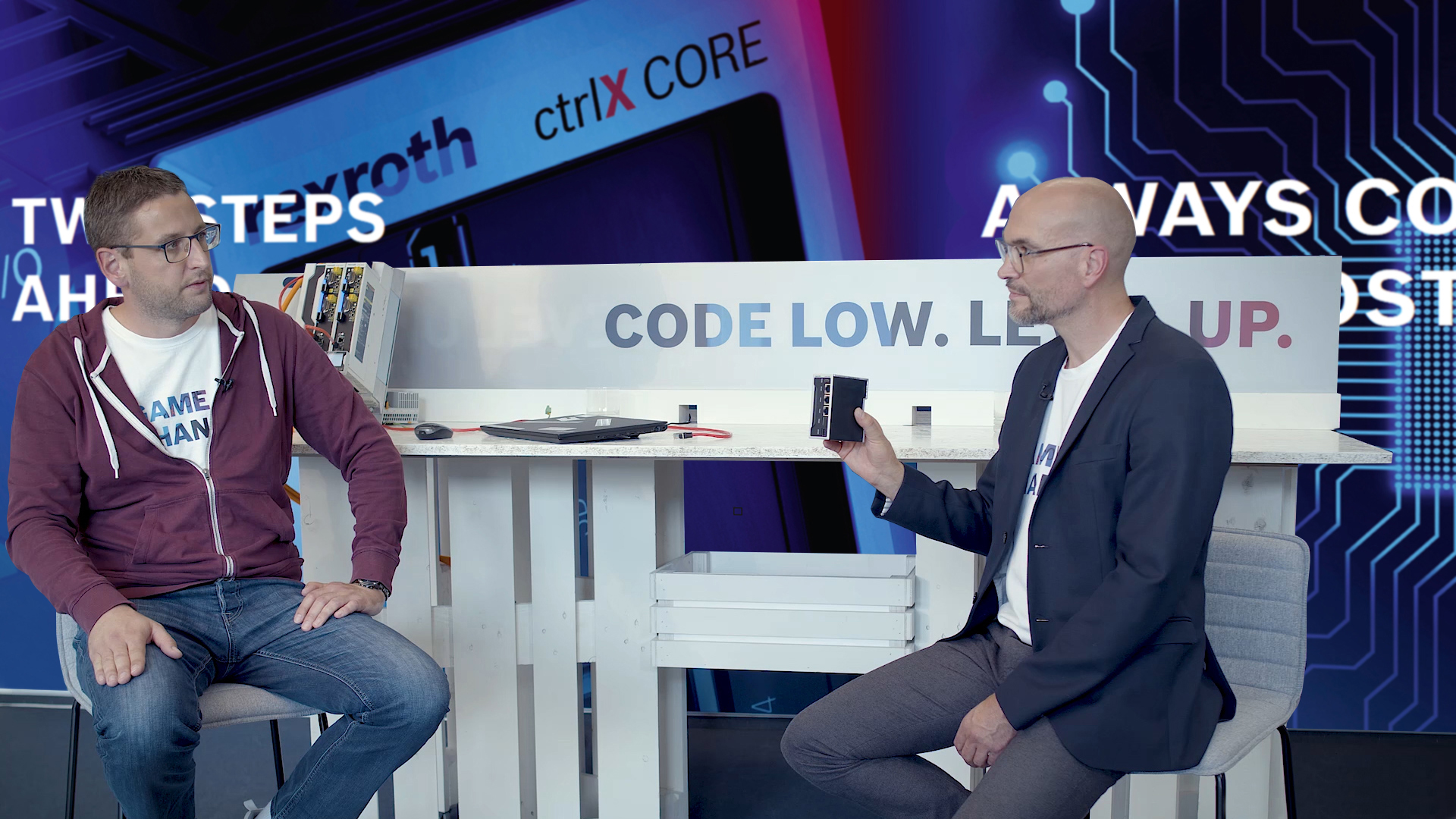 Host Christian Zentraf and his guest Kai Müller sit at a table and talk about the start-up of the ctrlX CORE controller