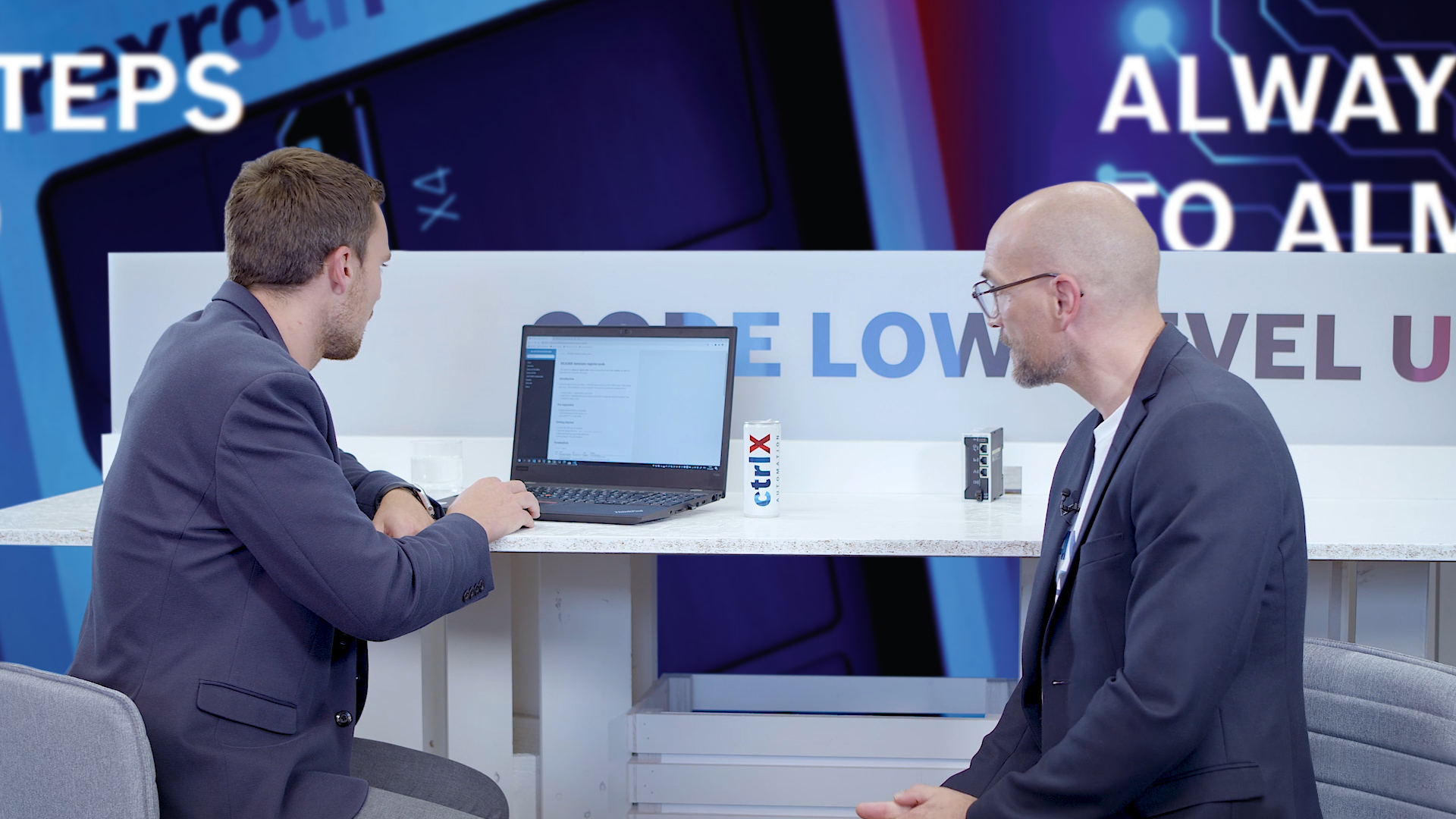 Host Christian Zentraf and his guest Johannes Albrecht sit at a table and talk about the Software Development Kit (SDK), for app development for the automation solution ctrlX AUTOMATION