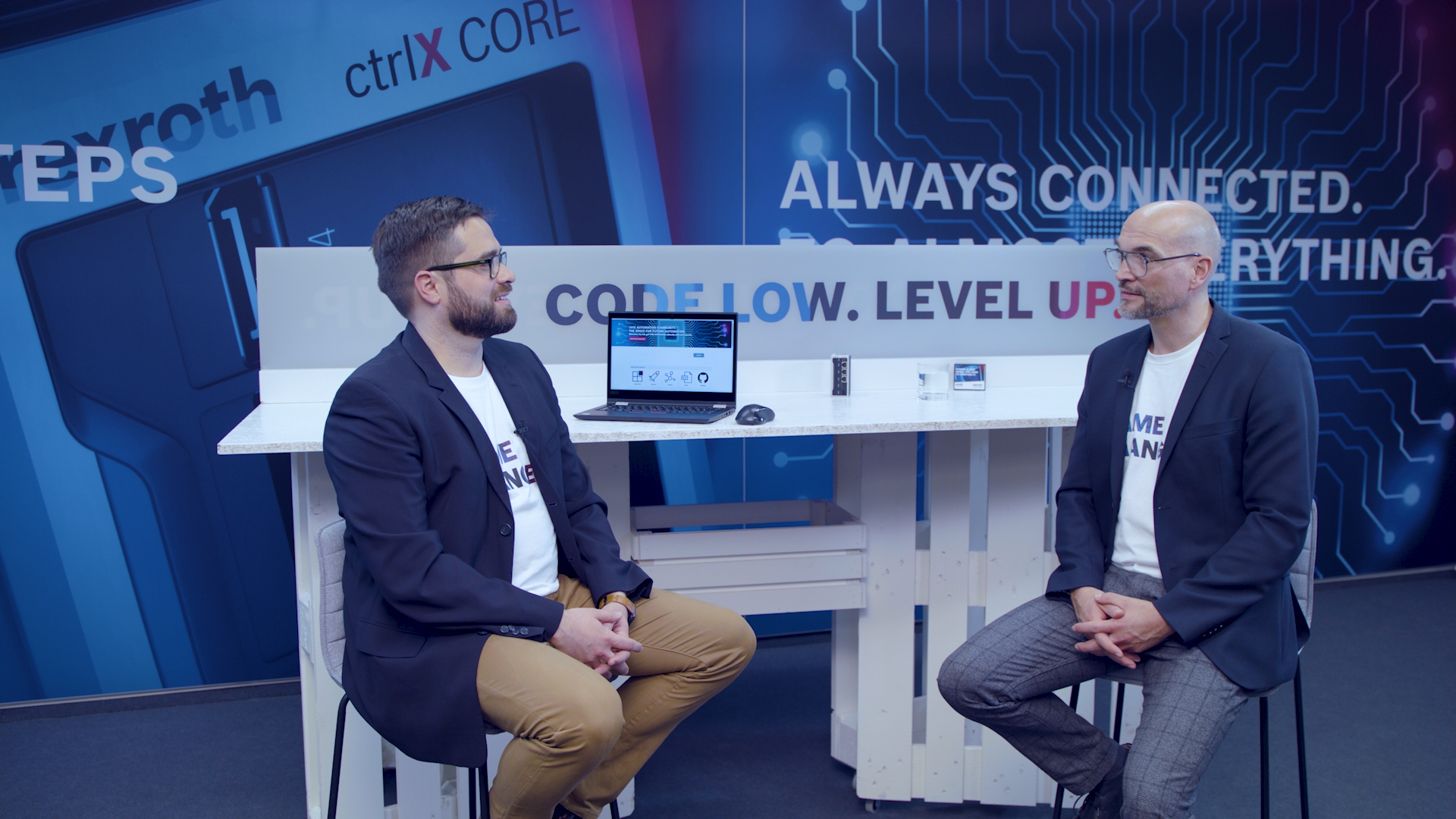 Host Christian Zentraf and his guest Pedro Reboredo sit at the same table and talk about the ctrlX AUTOMATION Community, the exchange platform for developers, the automation solution ctrlX AUTOMATION